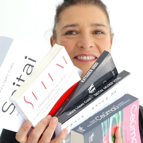 Laura López Coto con libros