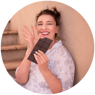 Laura López Coto con chocolate saludando